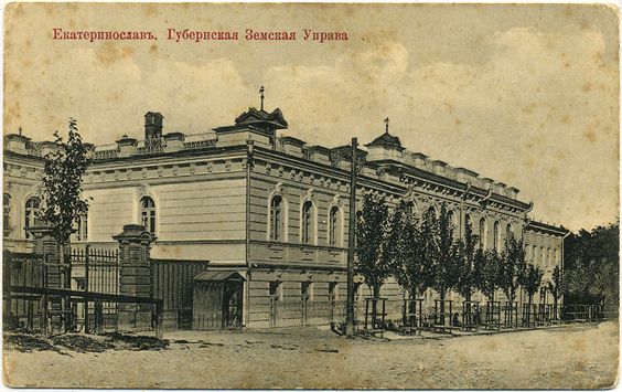 У здания на углу Крутогорного спуска и Успенской площади сложилась насыщенная история, связанная с высокопоставленными чинами