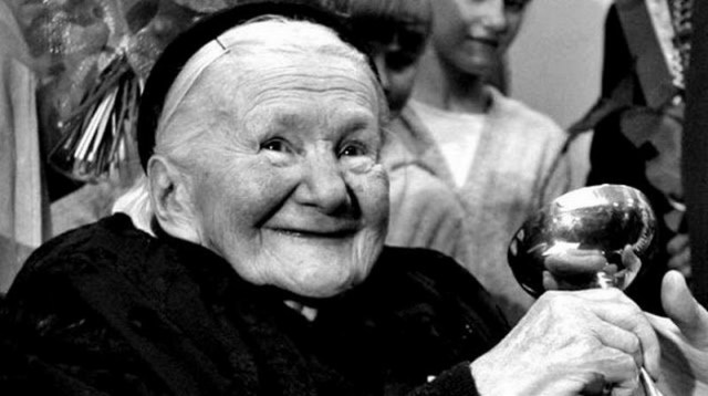 Эта женщина живьем укладывала детей в гробы. Спустя годы она получила за это награду…