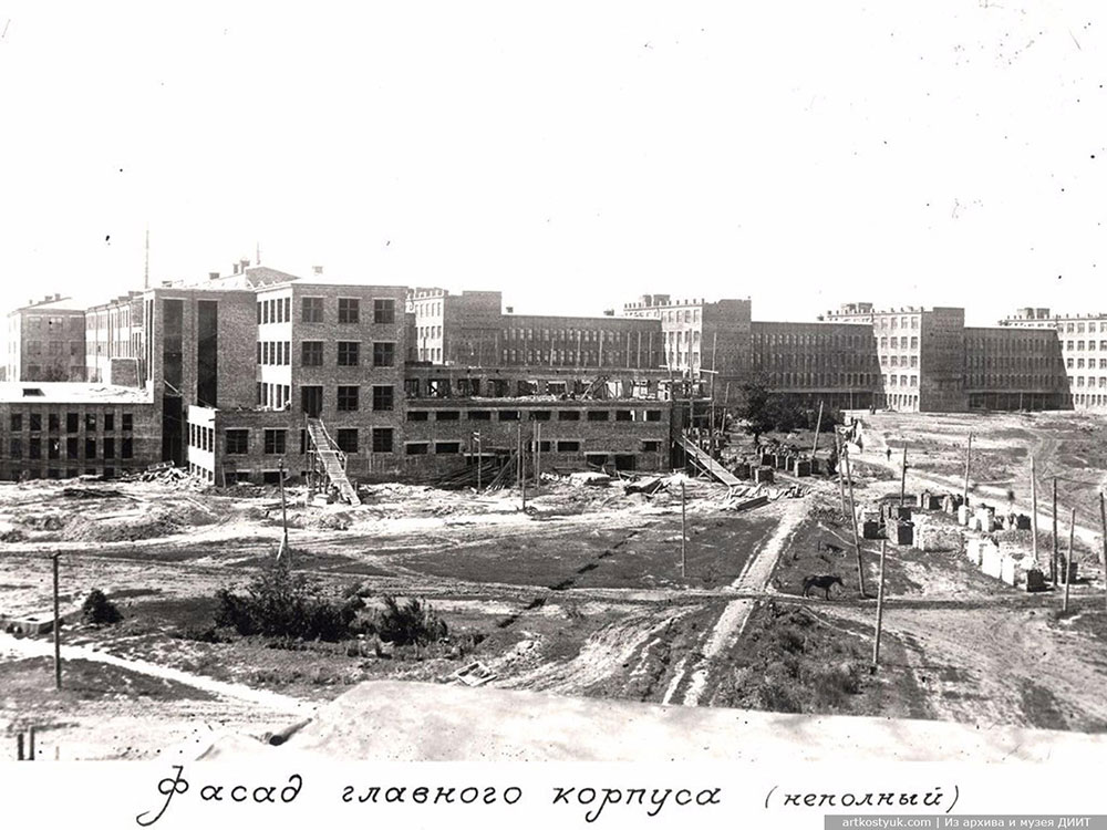 Строительство главного учебного корпуса, 1932 год Строительство главного учебного корпуса, 1932 год