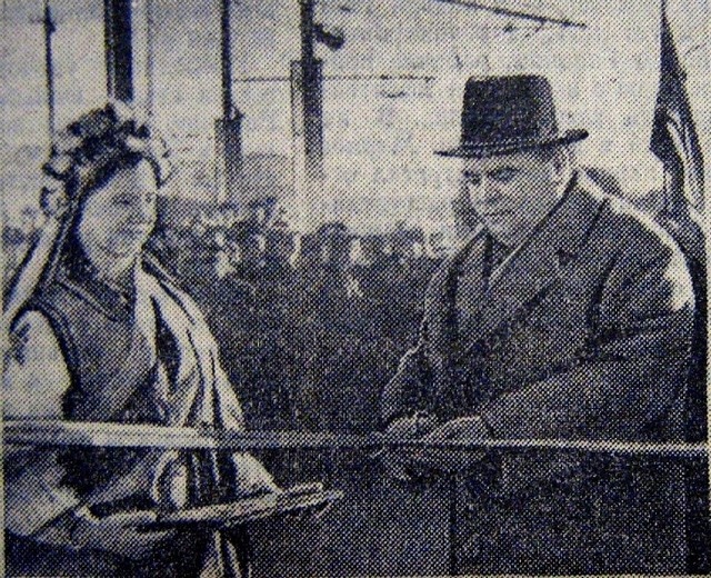 А.Ф. Ватченко перерезает красную ленту на открытии Нового моста 5 ноября 1966 г. Фото из архива Максима Кавуна.