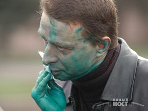 Лидера протестующих предпринимателей облили зеленкой
