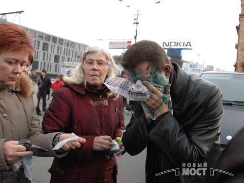 Лидера протестующих предпринимателей облили зеленкой