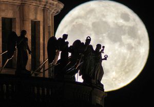 Ученый: Сближение Луны с Землей не могло вызвать землетрясения в Японии 