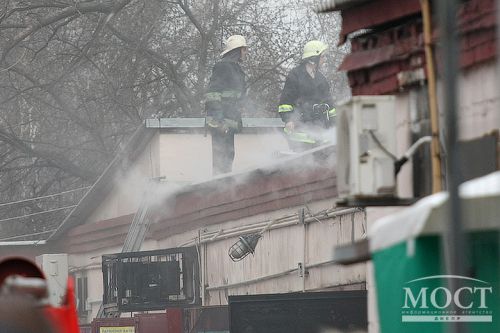 Склады напротив Центрального рынка горели из-за мусора