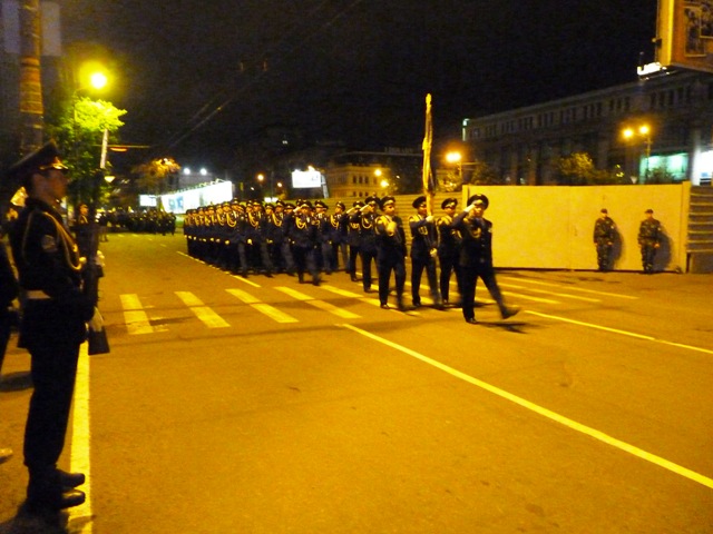 В Днепропетровске состоялась генеральная репетиция парада войск местного гарнизона (Фото) В Днепропетровске состоялась генеральная репетиция парада войск местного гарнизона (Фото)