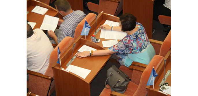 Днепропетровские депутаты голосовали за двоих