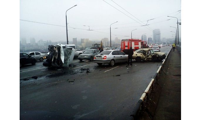 На Новом мосту перевернулась маршрутка, зацепив три легковушки и троллейбус