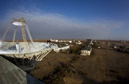 Экстремал из Днепра проделал трюки на велосипеде на космических радарах Экстремал из Днепра проделал трюки на велосипеде на космических радарах