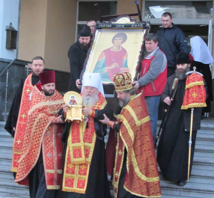 В Днепропетровск прибыли мощи великомученика Пантелеймона
