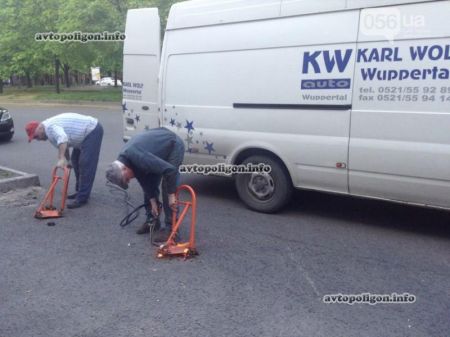 В Днепропетровске активисты совместно с ГАИ убрали незаконные ограничители (ФОТО) В Днепропетровске активисты совместно с ГАИ убрали незаконные ограничители (ФОТО)