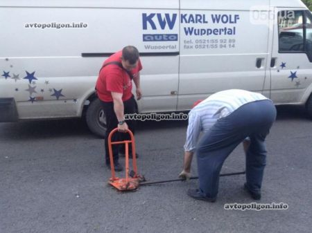 В Днепропетровске активисты совместно с ГАИ убрали незаконные ограничители (ФОТО) В Днепропетровске активисты совместно с ГАИ убрали незаконные ограничители (ФОТО)