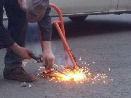 В Днепропетровске активисты совместно с ГАИ убрали незаконные ограничители (ФОТО) В Днепропетровске активисты совместно с ГАИ убрали незаконные ограничители (ФОТО)