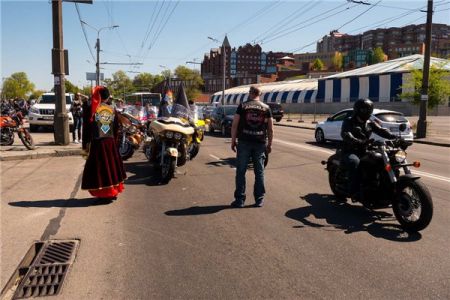 Байкеры открыли сезон костюмированным шоу (ФОТО) Байкеры открыли сезон костюмированным шоу (ФОТО)