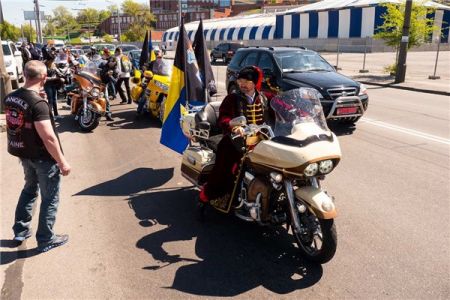 Байкеры открыли сезон костюмированным шоу (ФОТО) Байкеры открыли сезон костюмированным шоу (ФОТО)