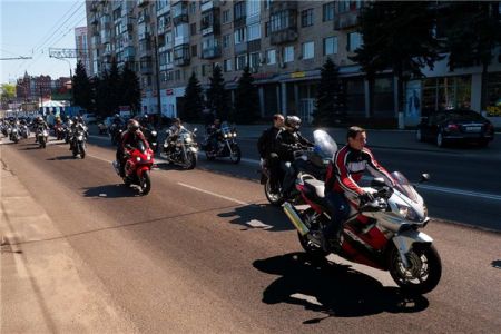 Байкеры открыли сезон костюмированным шоу (ФОТО) Байкеры открыли сезон костюмированным шоу (ФОТО)