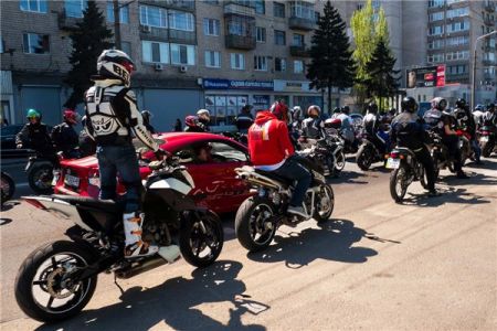 Байкеры открыли сезон костюмированным шоу (ФОТО) Байкеры открыли сезон костюмированным шоу (ФОТО)