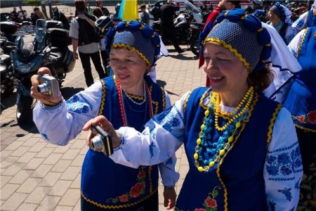 Байкеры открыли сезон костюмированным шоу (ФОТО) Байкеры открыли сезон костюмированным шоу (ФОТО)