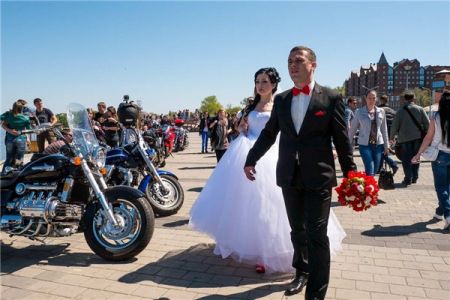 Байкеры открыли сезон костюмированным шоу (ФОТО) Байкеры открыли сезон костюмированным шоу (ФОТО)