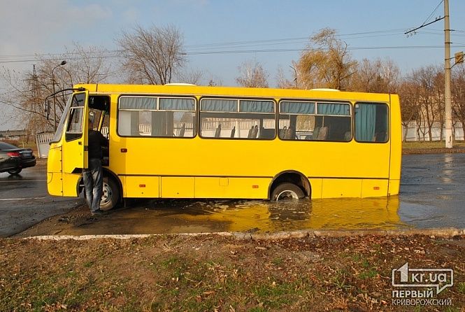 В Кривом Роге маршрутка провалилась под асфальт В Кривом Роге маршрутка провалилась под асфальт