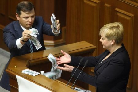 О.Ляшко закидав голову Нацбанку доларами на трибуні Ради О.Ляшко закидав голову Нацбанку доларами на трибуні Ради