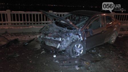 Вчера в Днепропетровске на Новом мосту сгорела легковушка Вчера в Днепропетровске на Новом мосту сгорела легковушка