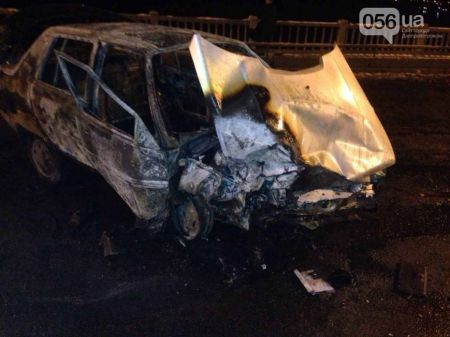 Вчера в Днепропетровске на Новом мосту сгорела легковушка Вчера в Днепропетровске на Новом мосту сгорела легковушка