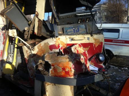 В Днепропетровске ДТП с участием БТР и трамвая: водителю раздробило ноги, - очевидцы (ФОТО) В Днепропетровске ДТП с участием БТР и трамвая: водителю раздробило ноги, - очевидцы (ФОТО)