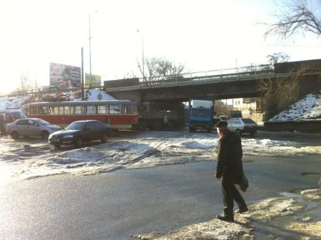 В Днепропетровске ДТП с участием БТР и трамвая: водителю раздробило ноги, - очевидцы (ФОТО) В Днепропетровске ДТП с участием БТР и трамвая: водителю раздробило ноги, - очевидцы (ФОТО)