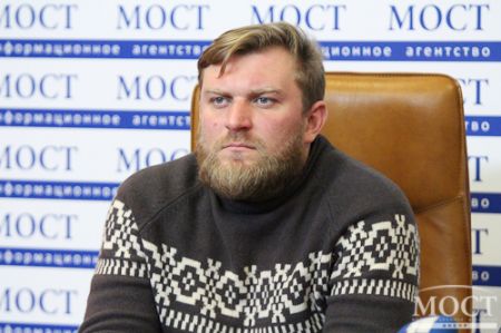 В Днепропетровске активисты сорвали антиукраинский форум (ФОТО) В Днепропетровске активисты сорвали антиукраинский форум (ФОТО)
