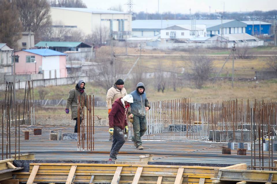 Жилой дом строят возле спортивного комплекса и детского сада