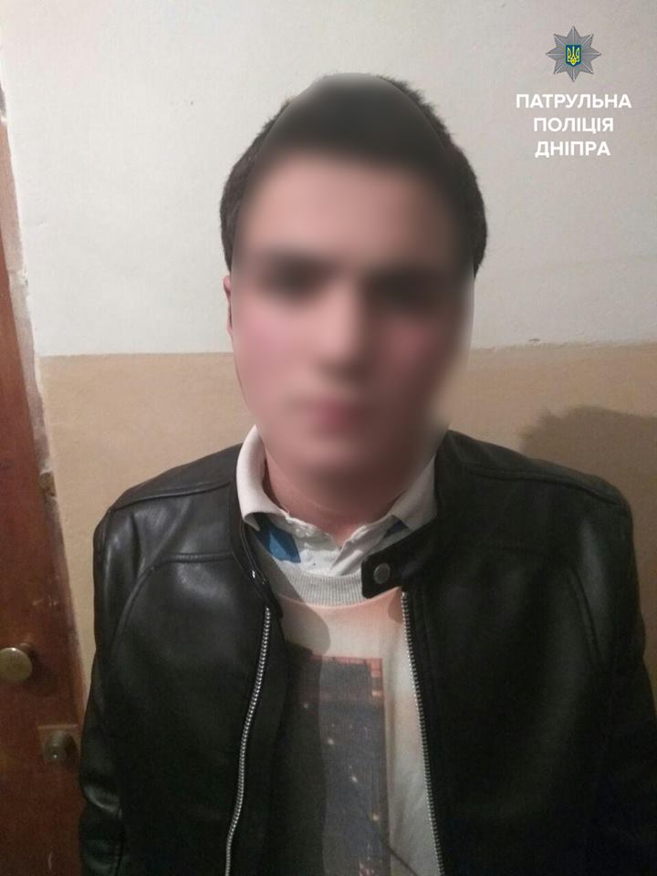 Молодые люди украли у парня телефон и музыкальную колонку