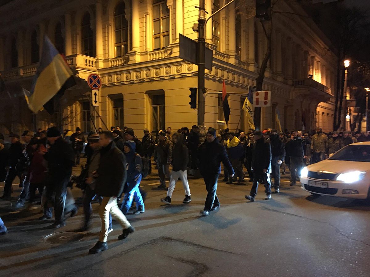 После неудачной попытки пройти к Октябрьскому дворцу, все пошли на Грушевского