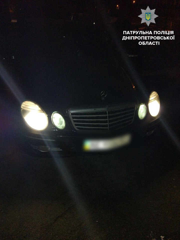 Патрульные объявили перехват Mercedes, вследствие чего злоумышленники были задержаны