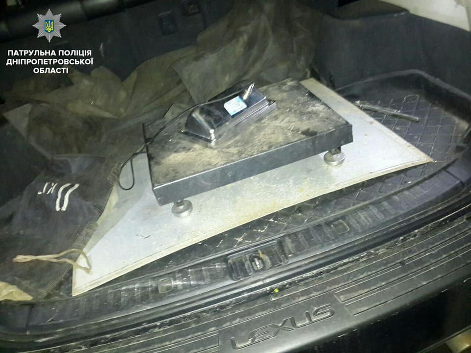 В багажнике автомобиля обнаружили другие детали