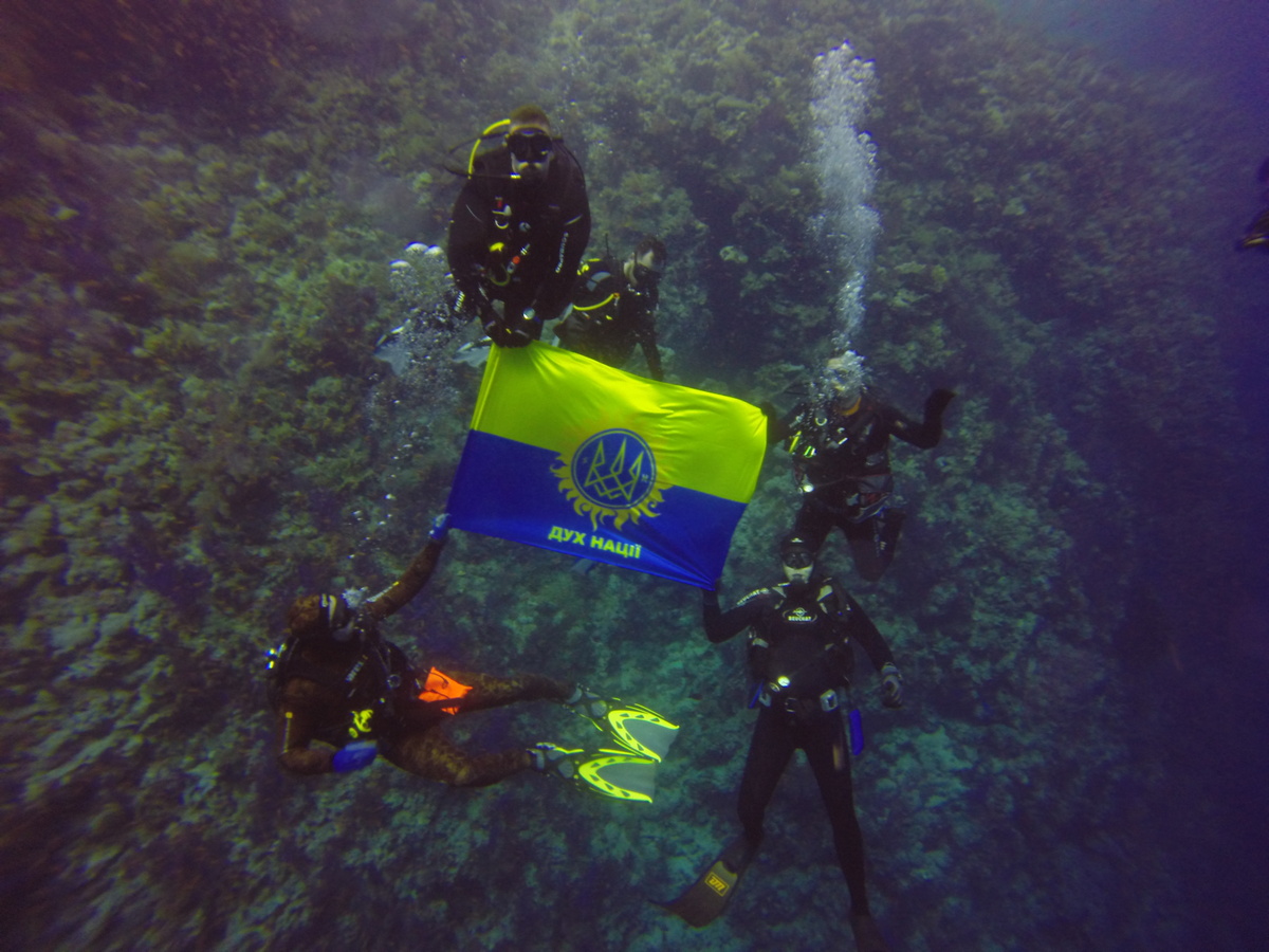 В водах Красного моря установили флаг Украины