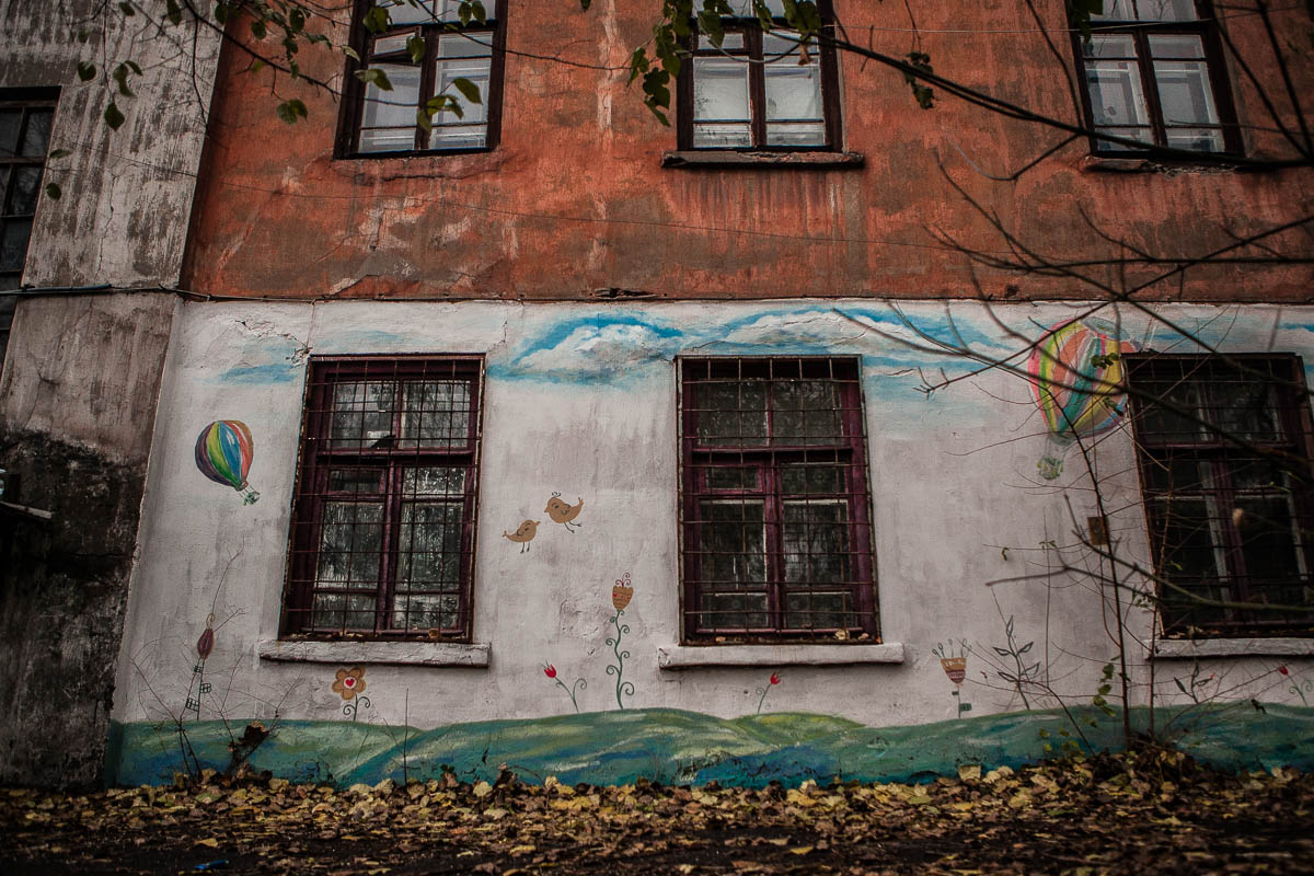 Наивные граффити на стенах дома