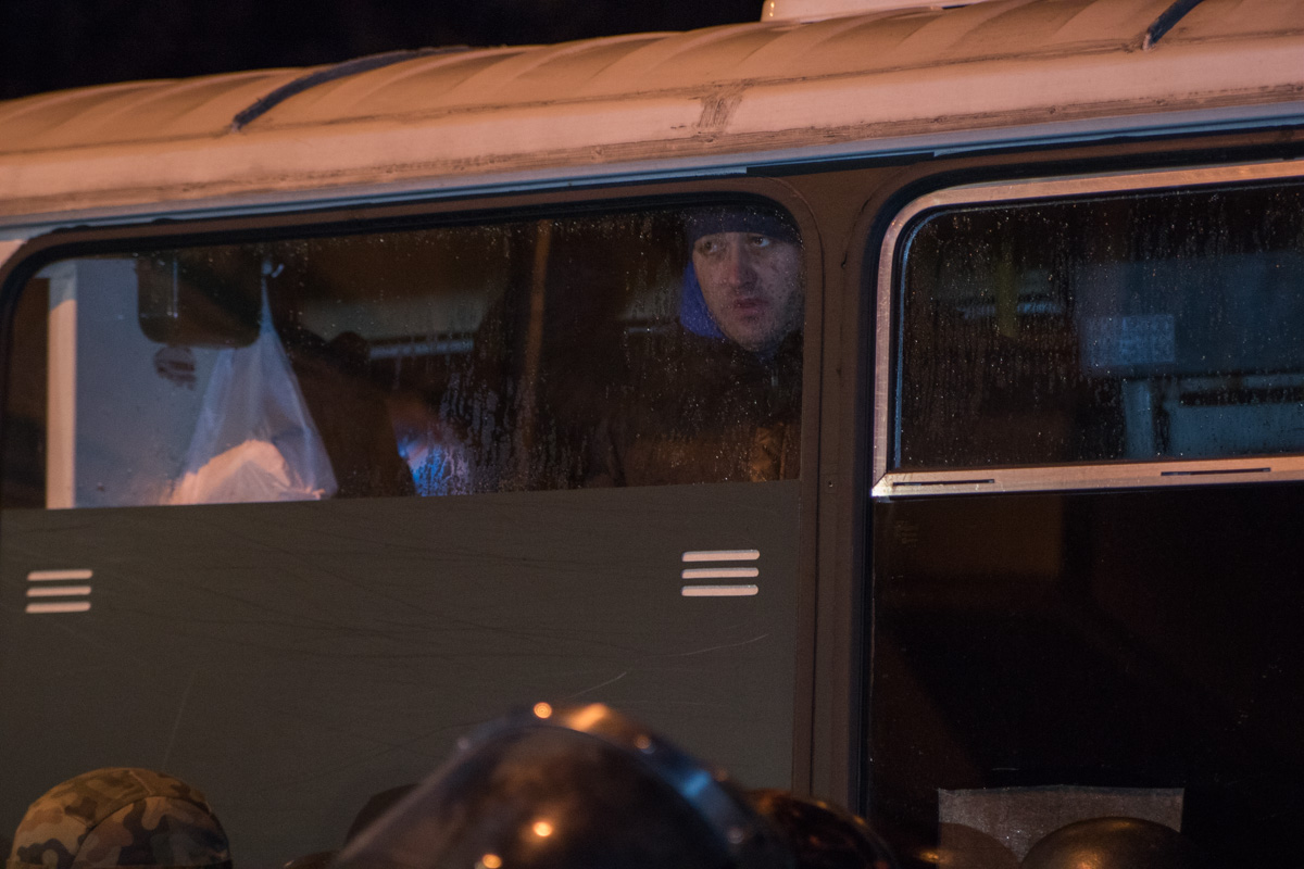 Перед зданием СБУ за спинами силовиков стоял автобус спецсназовцев