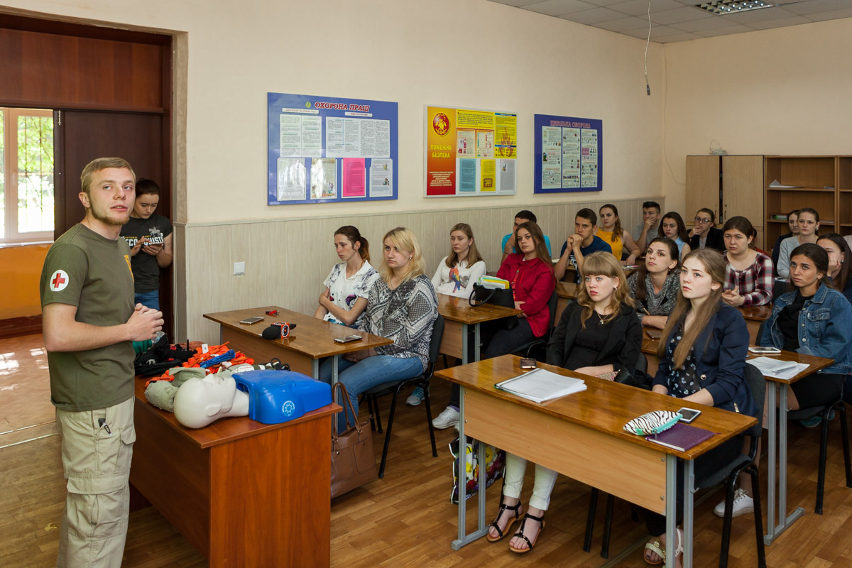 Занятия включают в себя разные аспекты - начиная от базовых принципов оказания помощи заканчивая правилами поведения при чрезвычайных ситуациях и военных действиях