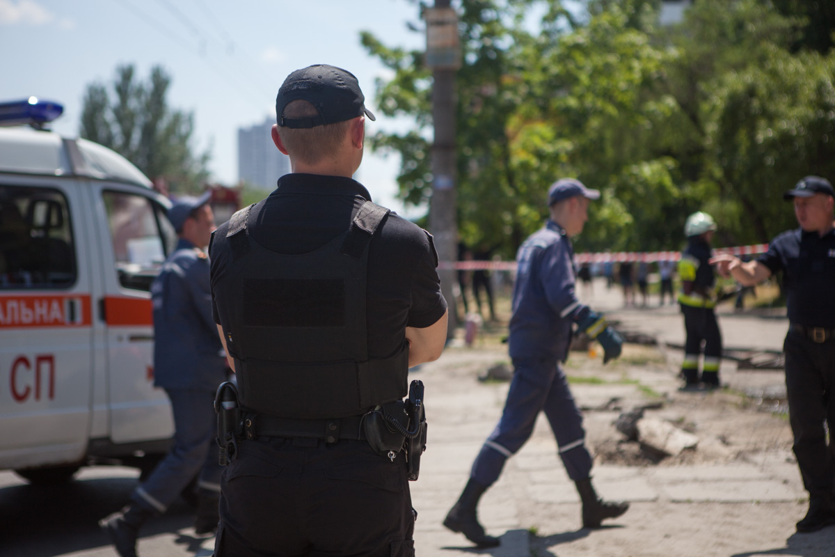 В инциденте пострадали водитель и женщина на остановке, еще одна женщина скончалась