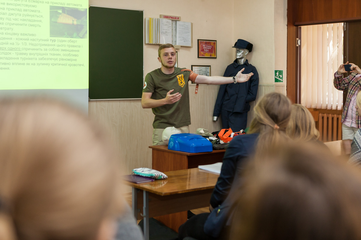 Добровольцы не боятся показывать премудрости медицины на себе