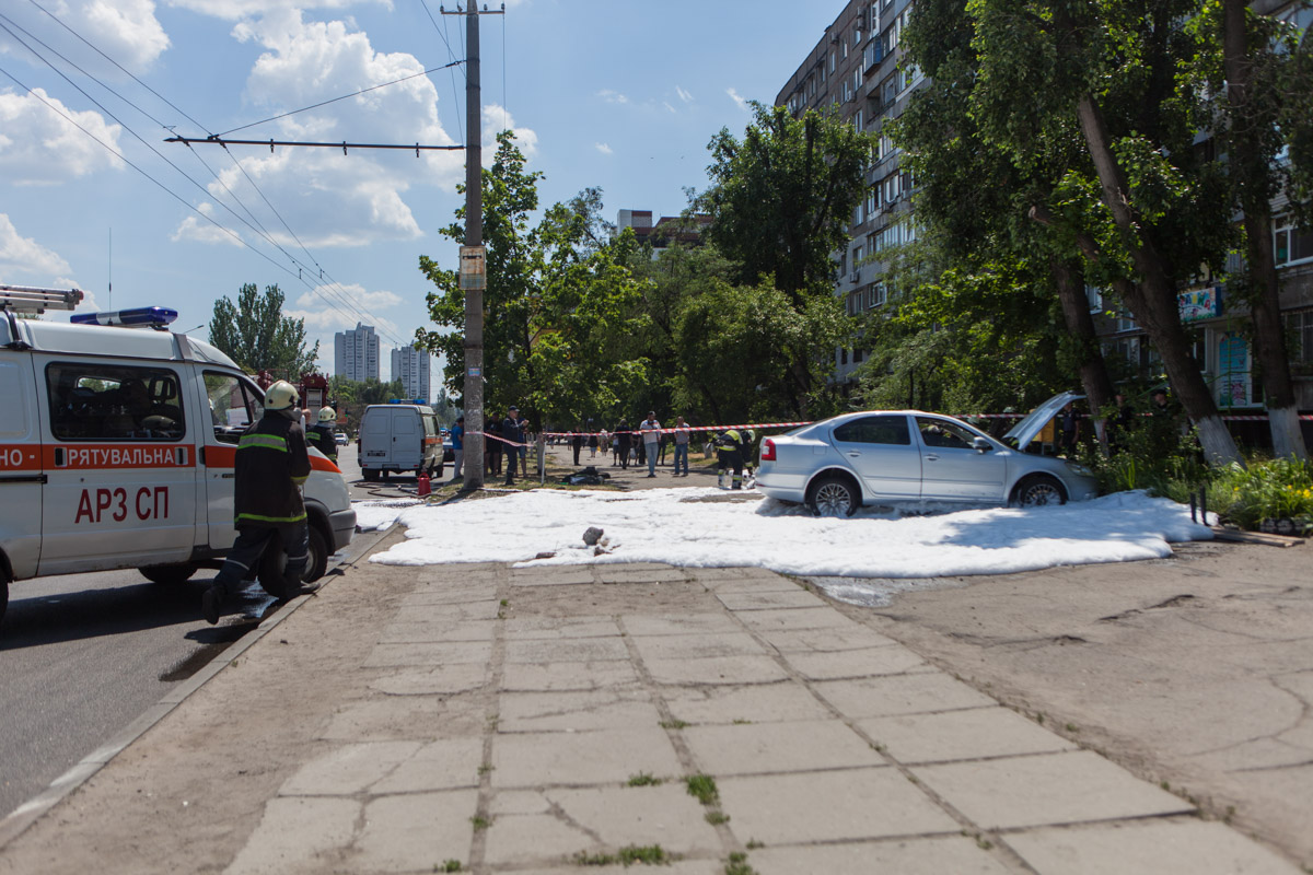 Спасатели поставили автомобиль на колеса и залили его пеной во избежание возгорания