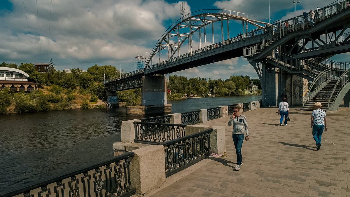 Пешеходный мост соединяет два берега парка