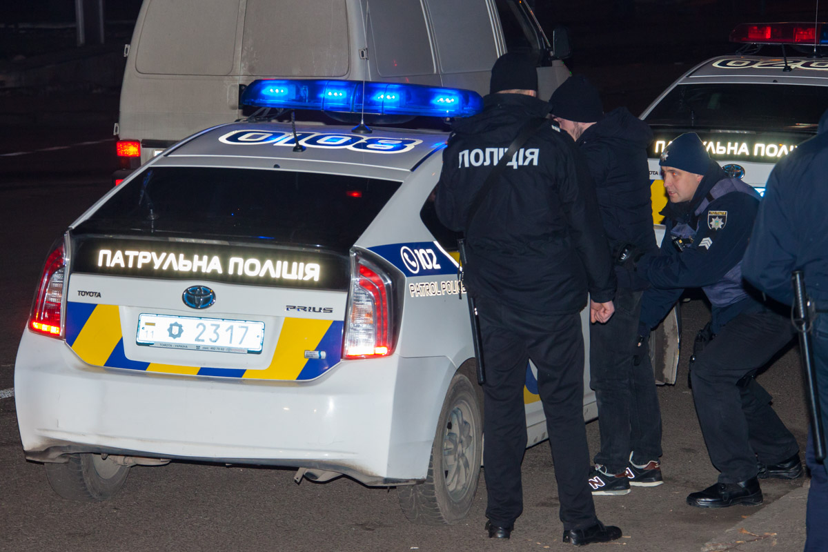 Осмотр одного из подозреваемых