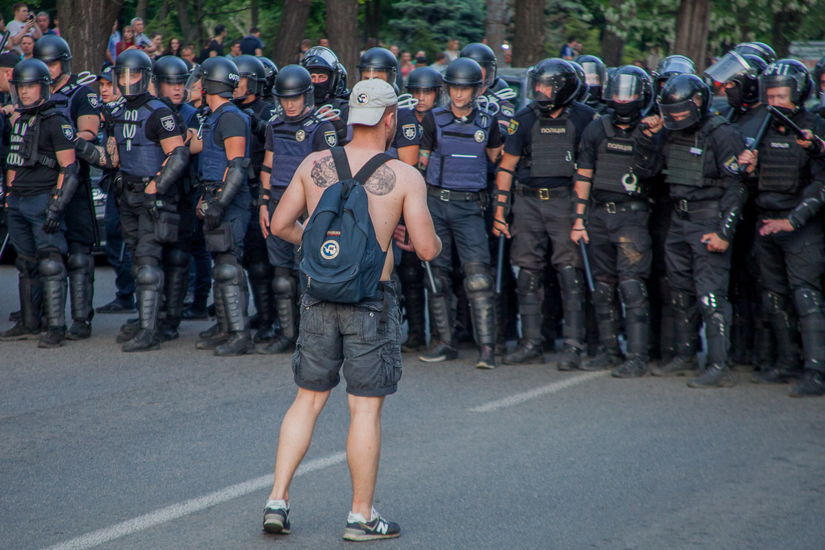 Подключили не только сотрудников патрульной патрульной полиции, но и подразделения особого назначения. Задержали более 15 граждан