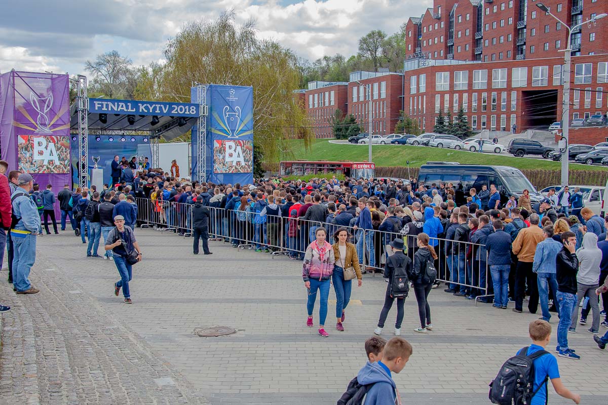 Очередь выстроилась немалая