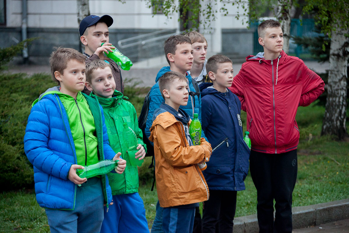 А возле Днепр ОГА юные зрители наслаждались матчем