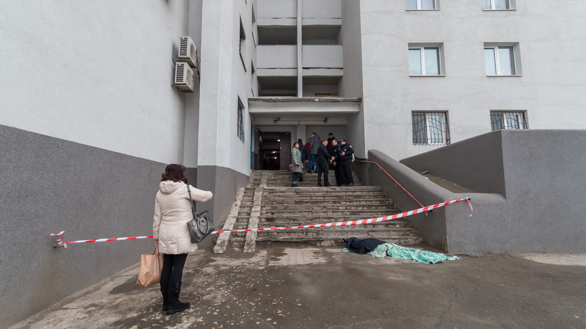 Вход в подъезд огородили лентой
