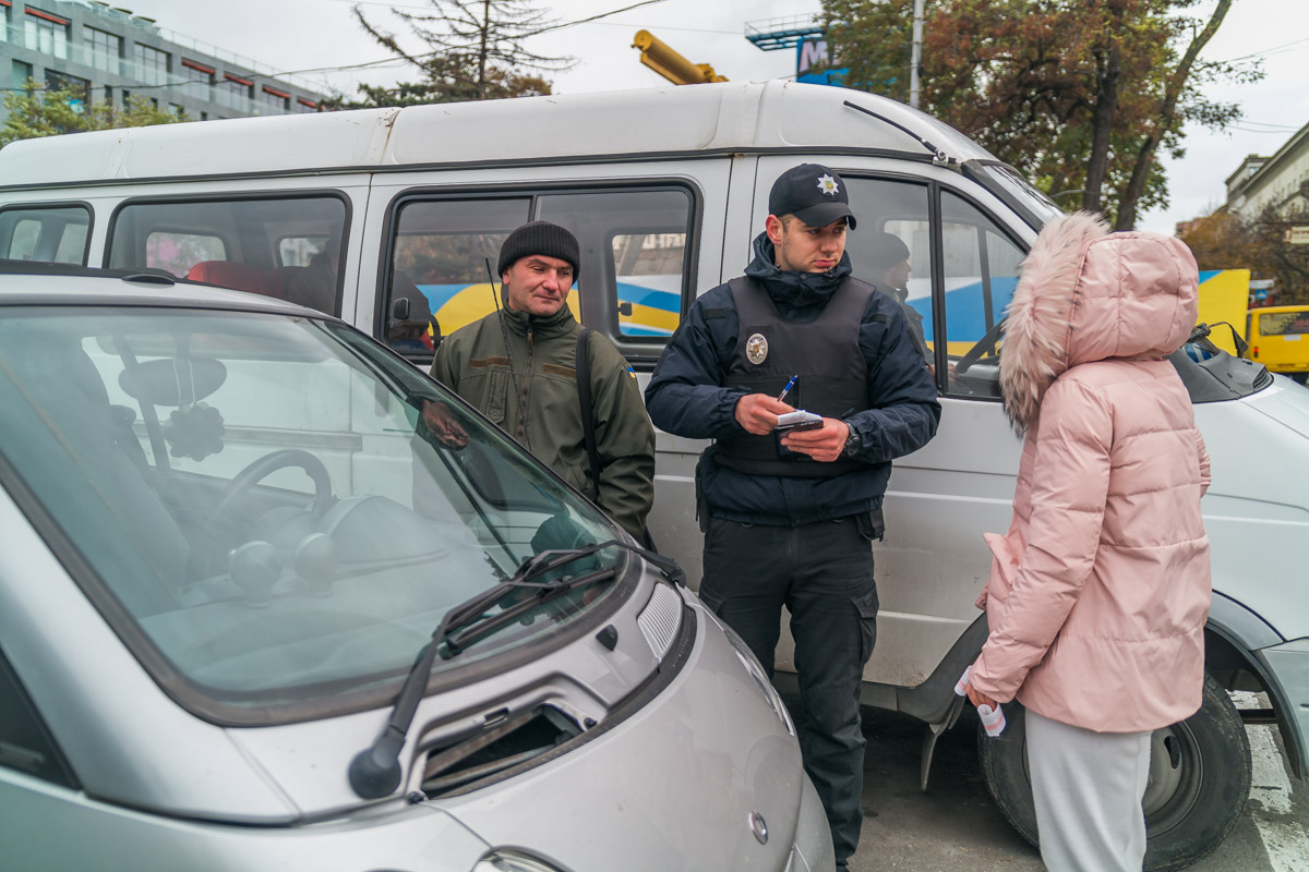 Возле ТЦ Passage водители продолжают парковать свои авто на местах для инвалидов