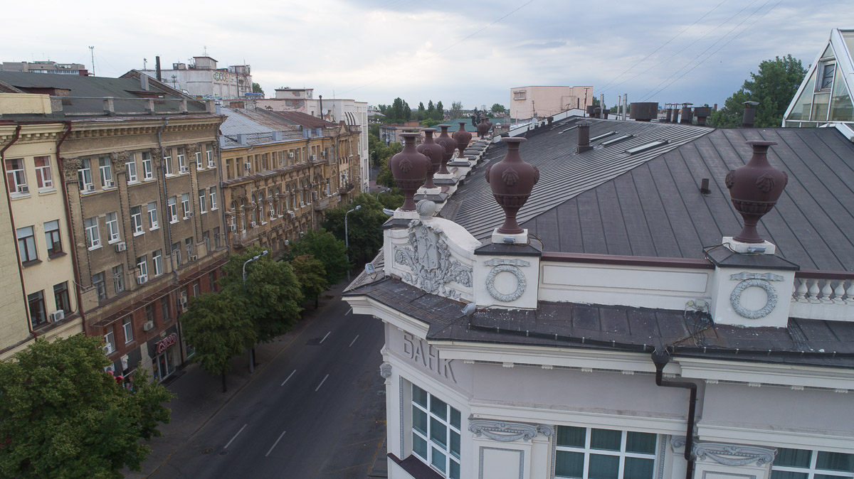 В картушах расположены гербы Санкт-Петербурга, отражавшие название банка-владельца