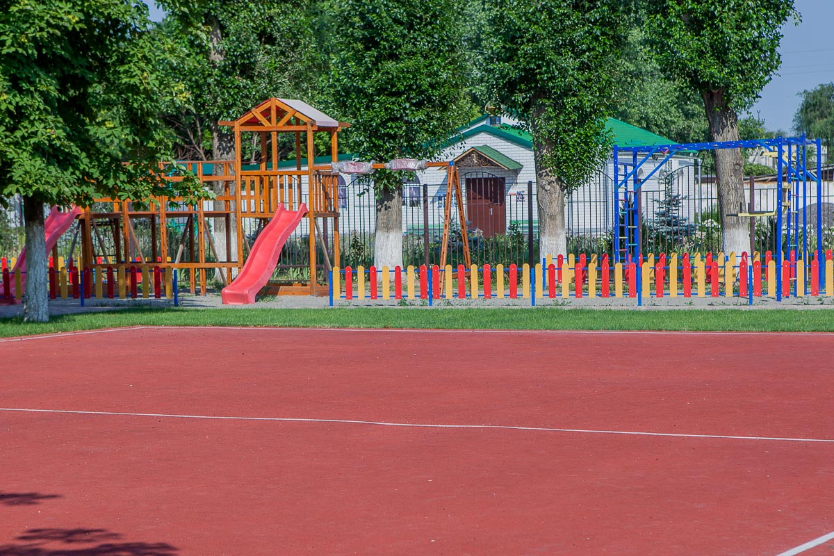 В начальной школе построили детскую площадку и поле со специальным покрытием